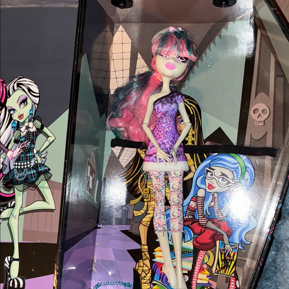 Monster High G1 Rochelle Goyle  Doll Pink Black Hair Mattel